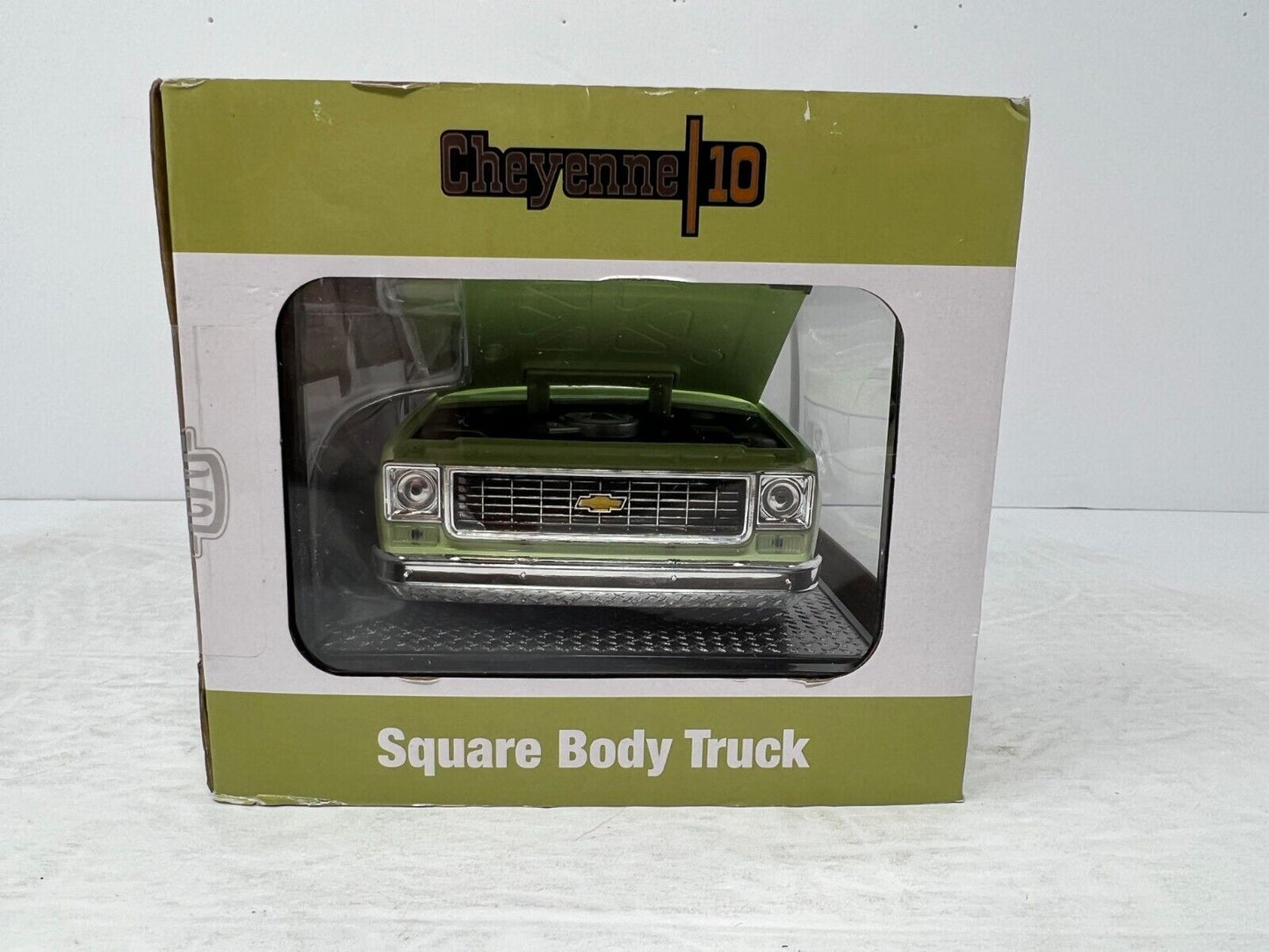 M2 Machines Square Body Truck 1973 Chevrolet Cheyenne 10 R94 1:24 Diecast