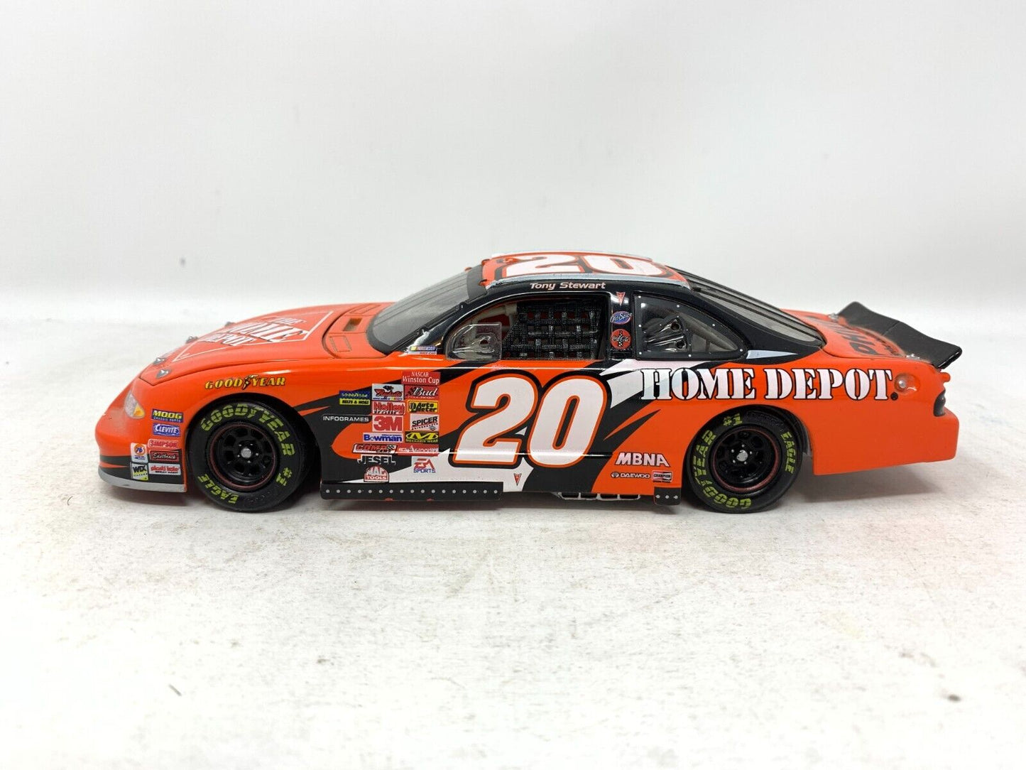 Action Nascar #20 Tony Stewart The Home Depot 1:24 Diecast & McFarlane Figure