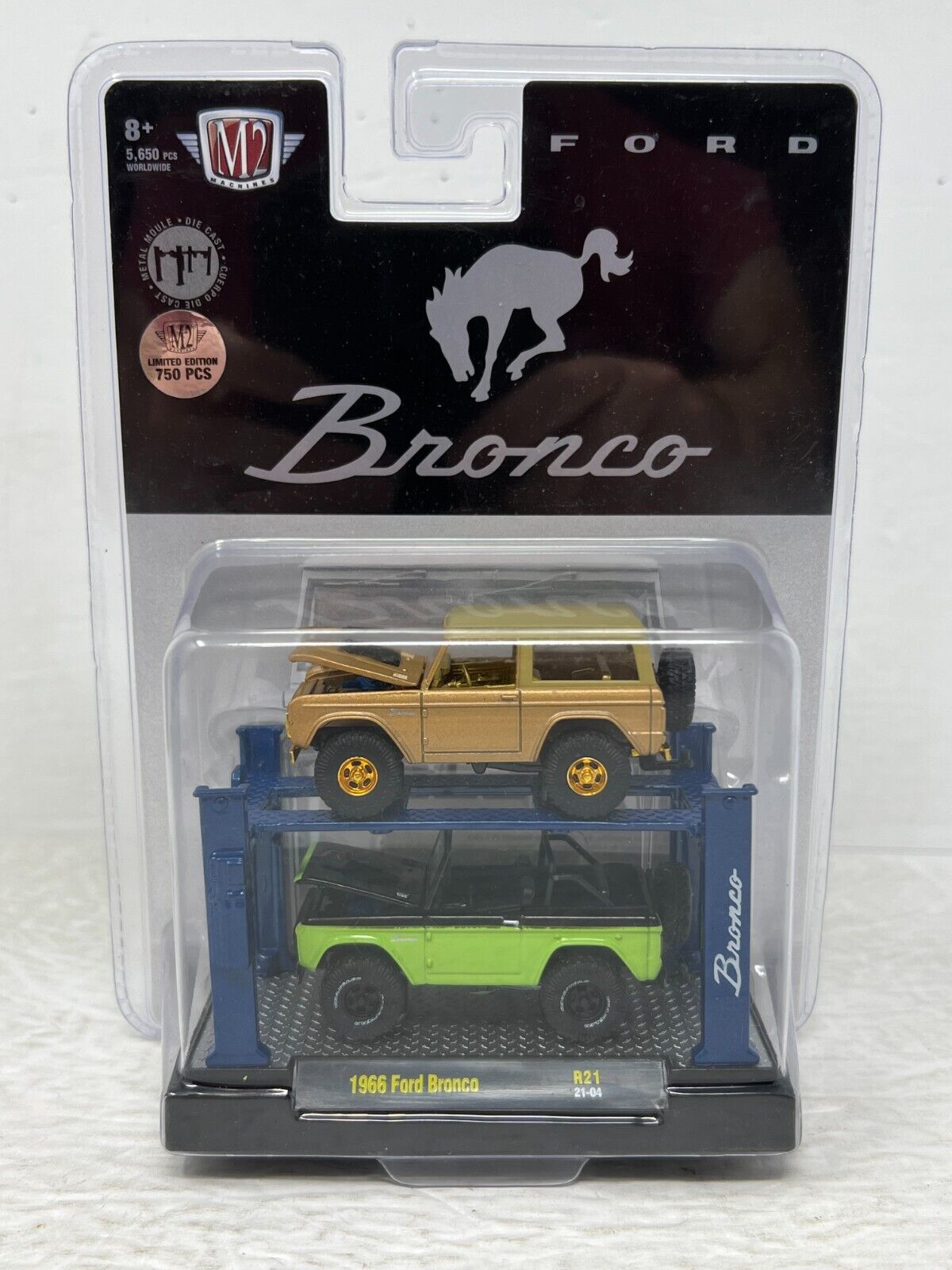 M2 Machines Auto-Lifts 1966 Ford Bronco CHASE 1:64 Diecast