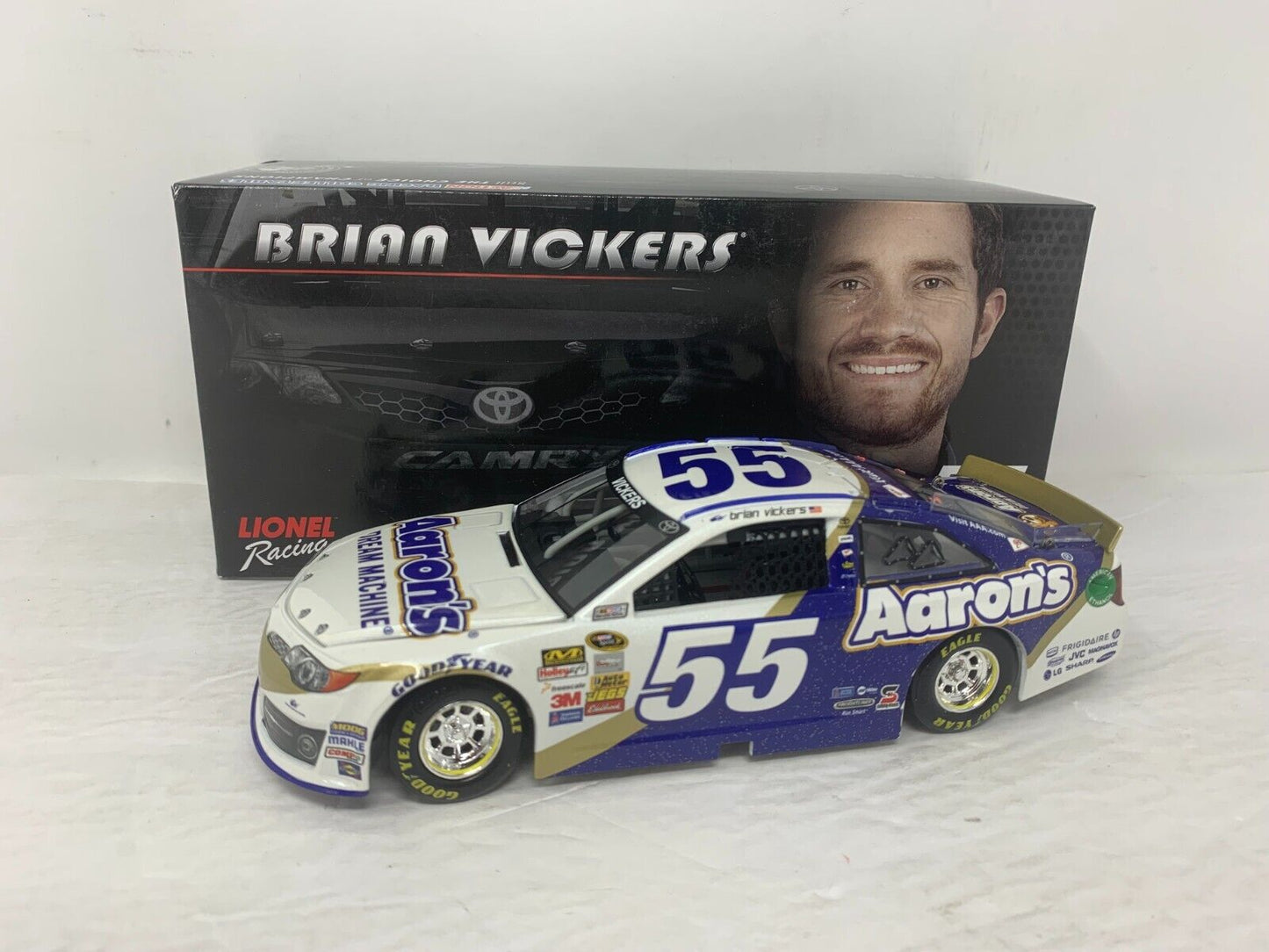 Lionel Racing Nascar #55 Brian Vickers Aaron's 2014 Toyota Camry 1:24 Diecast