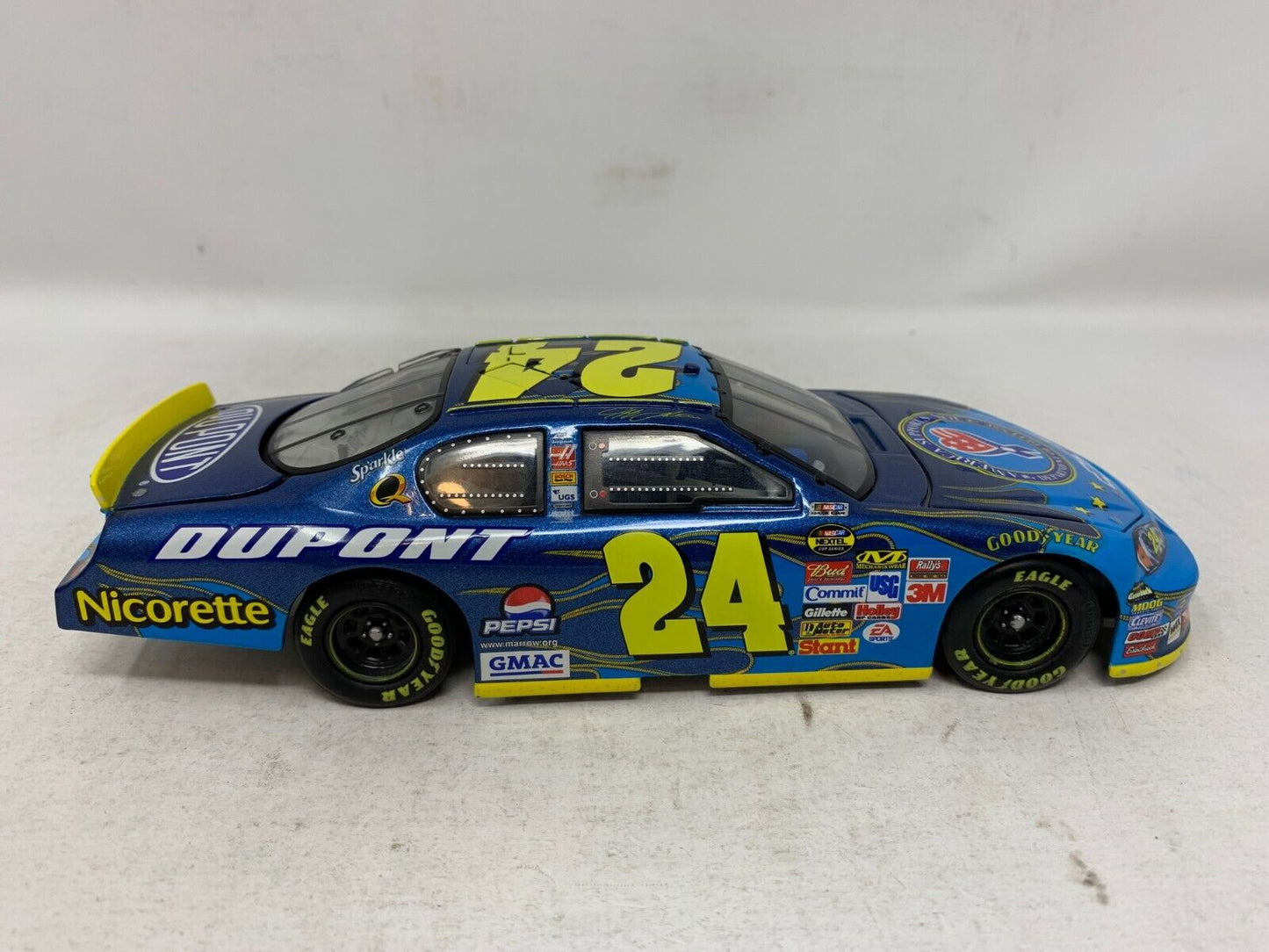 Motorsports Authentics #24 Jeff Gordon Dupont Military Monte Carlo 1:24 Diecast